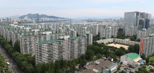 지난 12일 발표된 민간택지 분양가상한제로 강남 재건축 단지 '반값 아파트' 기대감이 커졌다. 지난달 서울 통장 가입자가 6월과 비교해 3배 가까이 급증했다. 사진은 서울 아파트 전경.  연합뉴스